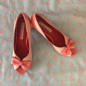 Final touch to your pretty in pink outfit. Pink and cream kitten bow heels.